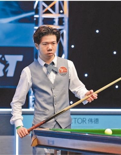 现出顽强的 现出顽强的